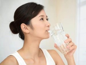 duy trì uống 1-2 lít nước mỗi ngày để có làn da khỏe đẹp