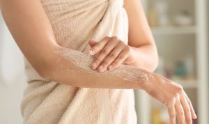 Duy trì thói quen tẩy da chết 1 – 2 lần/ tuần để có một làn da sạch thoáng
